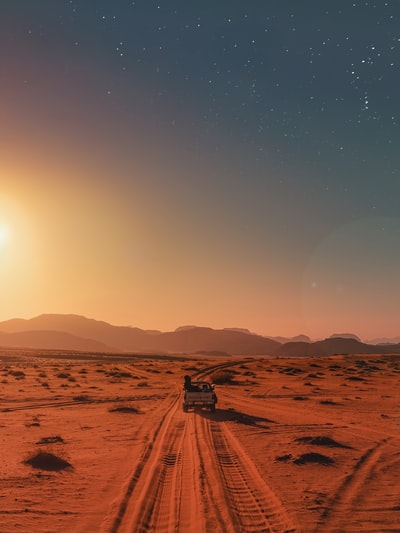 白天沙漠上的黑车